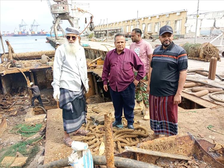 رئيس هيئة مصائد خليج عدن يتفقد أعمال انتشال السفن بميناء الاصطياد بعدن