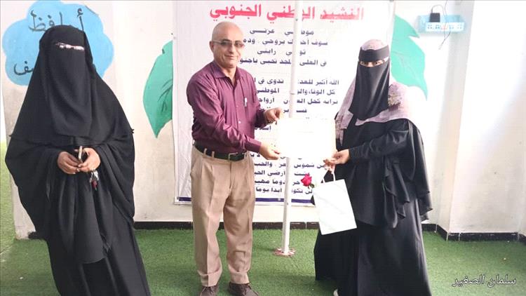 تربية دارسعد تكرم وكيلة أنشطة مدارس جنة عدن في طابور الصباح