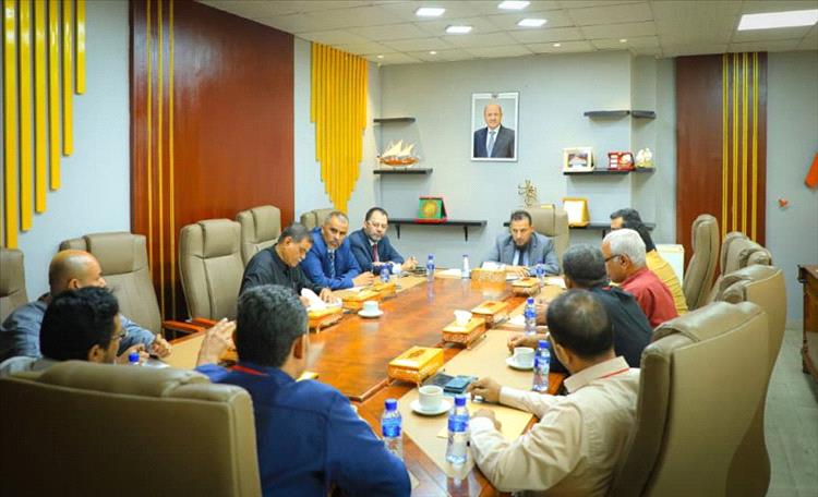 محافظ عدن يشدد على ضرورة معالجة إشكاليات الغاز وزيادة حصة المحافظة