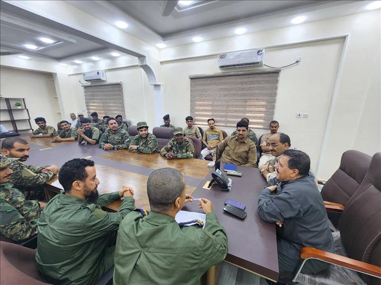 نائب مدير أمن عدن يلتقي مشرفي كاميرات المراقبة في اقسام الشرط ويشدد على الجاهزية الفنية 