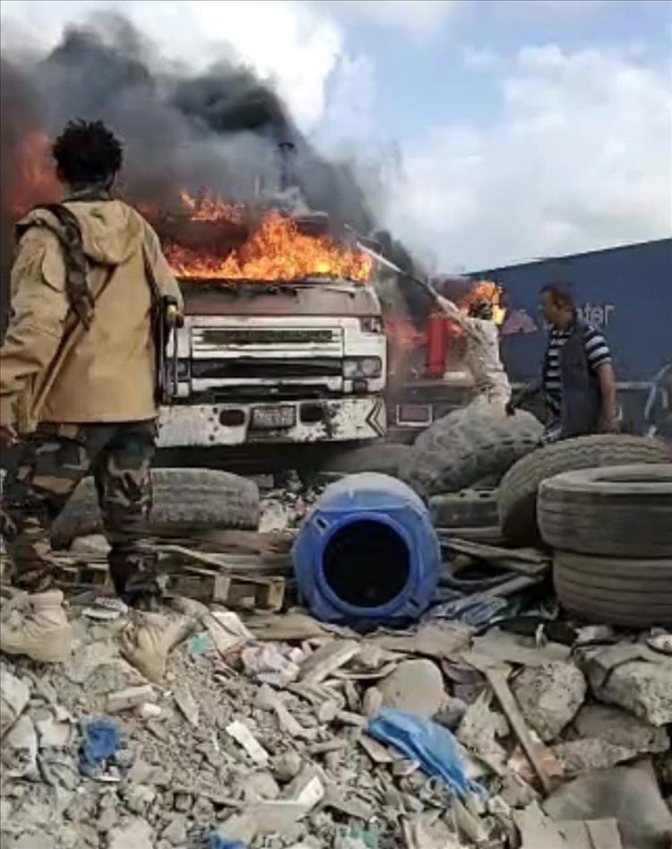 عاجل : اندلاع حريق في محيط ميناء الحاويات بعدن يلتهم عدداً من الشاحنات