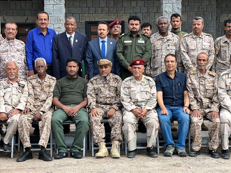 كوكبة من القيادات العسكرية الدفعة السابعة يتسلمون شهادات التخرج من كلية الدفاع الوطني بالأكاديمية العسكرية العليا