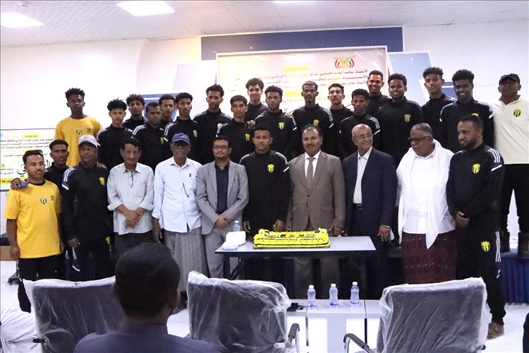 السلطة المحلية ومكتب وزارة الشباب والرياضة يكرمان اتحاد حضرموت لصعوده للدرجة الأولى