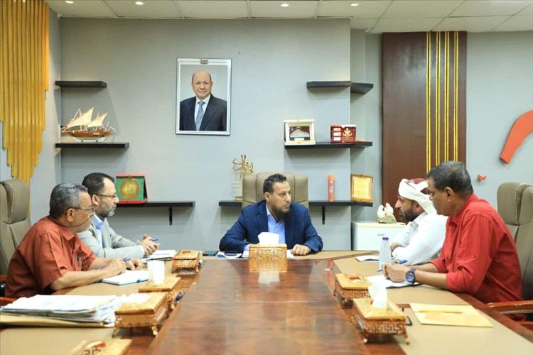 محافظ عدن يناقش آليات تعزيز الإيرادات وتحسين أداء الواجبات الزكوية بالمحافظة