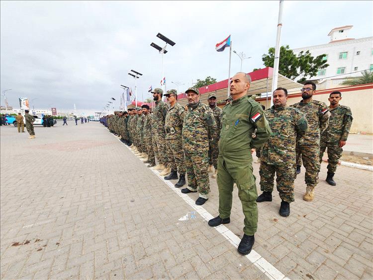 منتسبو الأمن العام والكتائب القيادة العامة بعدن ينظمون وقفة احتجاجية للمطالبة بصرف رواتبهم