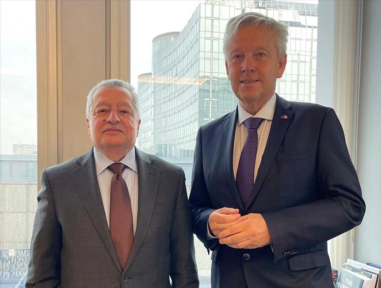 سفير اليمن يطلع مسؤول اوروبي على مستجدات الأوضاع في اليمن 