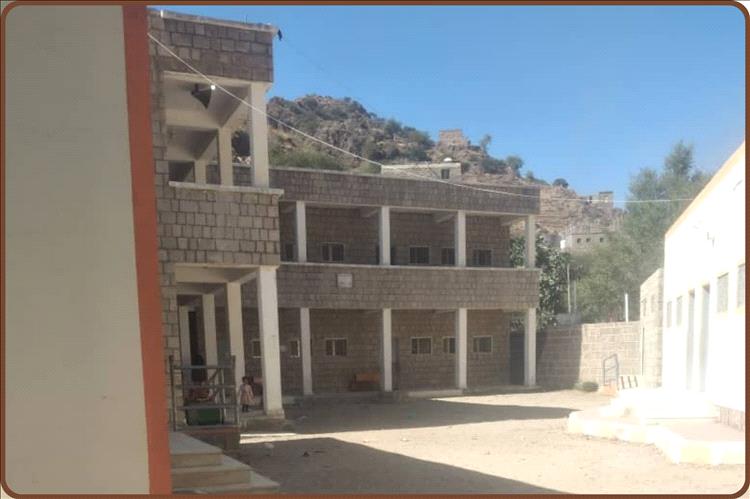 الوسط التربوي في يافع سرار يطالب بتكريم مديرة مجمع سرار للبنات المربية الفاضلة الأستاذة سوسن العمري