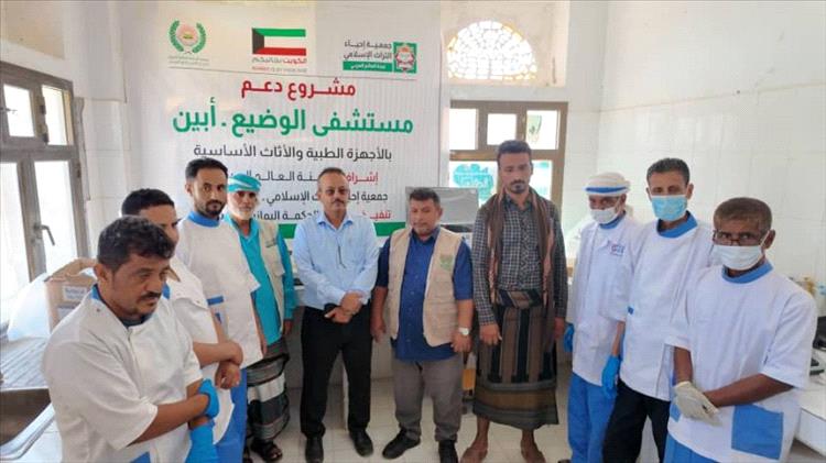 مستشفى الوضيع يتسلم أجهزة طبية من جمعية إحياء التراث الإسلامي