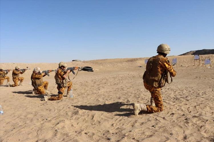 شرطة حراسة المنشآت بمأرب تنفذ مشروع ضرب النار بالذخيرة الحية لعدد من منتسبيها