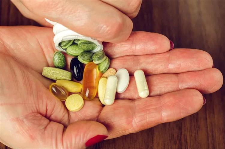 الأدوية والمكملات الغذائية.. تفاعلات قد تهدد حياتك