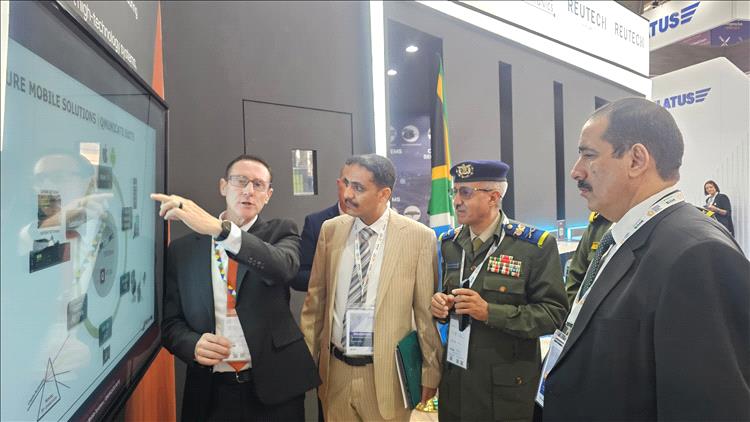 وزير الداخلية يشارك في معرض الدفاع العالمي بالرياض