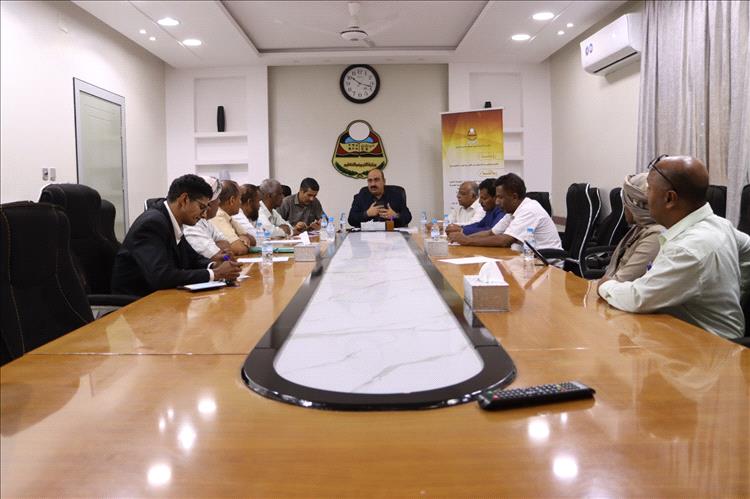 مدير تربية ساحل حضرموت يناقش القضايا التربوية والتعليمية في مديريتي غيل باوزير وغيل بن يمين