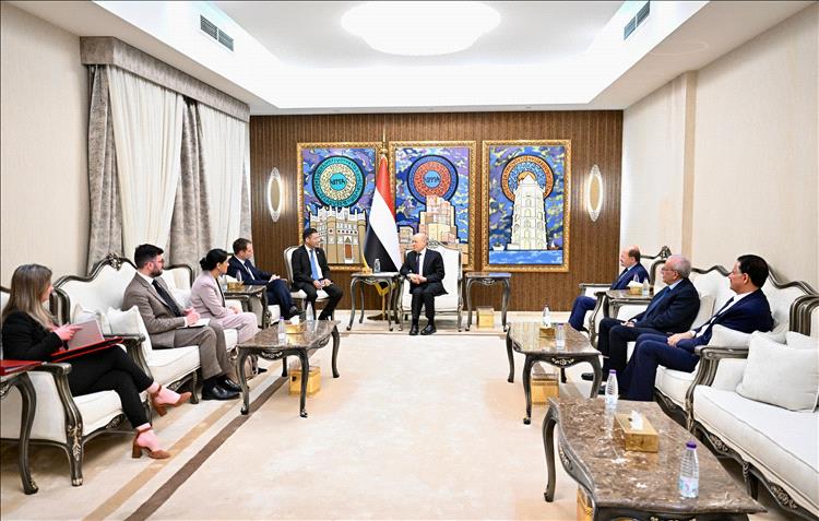 رئيس مجلس القيادة يستقبل وزير الدولة البريطاني لشؤون الشرق الاوسط