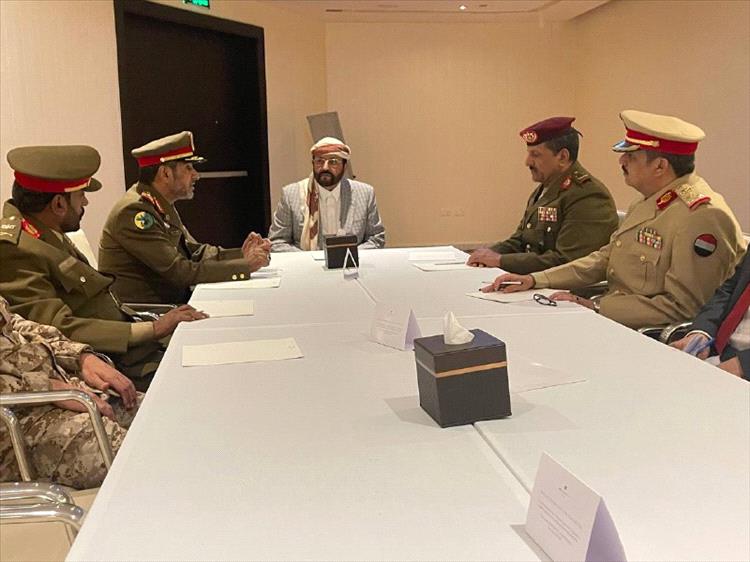 العرادة يلتقي رئيس هيئة الأركان والقيادات العسكرية المشاركة في معرض الدفاع العالمي 