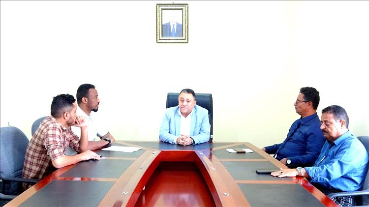 اجتماع الأمين العام للمجلس المحلي بأبين مع منظمة كير العالمية لمناقشة أزمة تقليص المساعدات الغذائية واستبعاد 4 مديريات