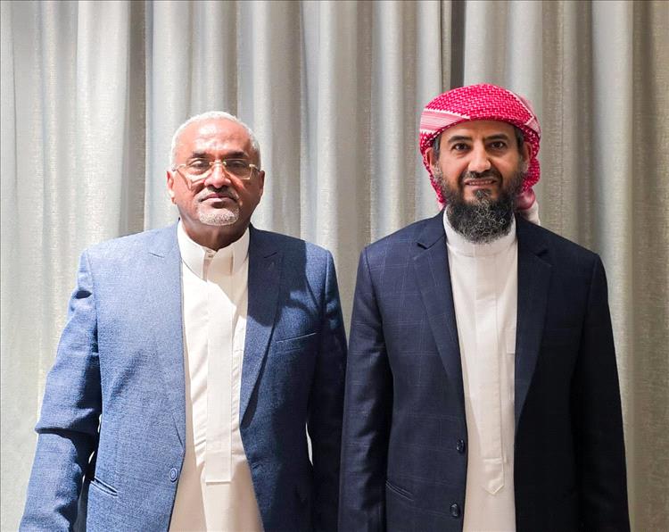 المحرّمي يلتقي وزير الإدارة المحلية ويطلع على خطط تعزيز أداء السلطات المحلية وتحسين الخدمات