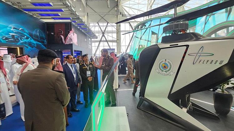 الوزير حيدان يطّلع على جناح وزارة الداخلية السعودية في معرض الدفاع العالمي