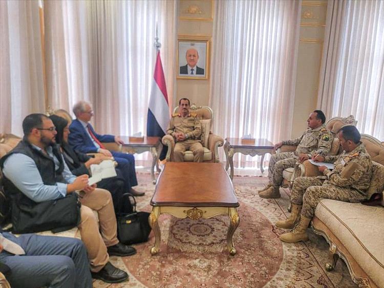 وزير الدفاع يبحث مع السفير الألماني تعزيز التعاون الثنائي