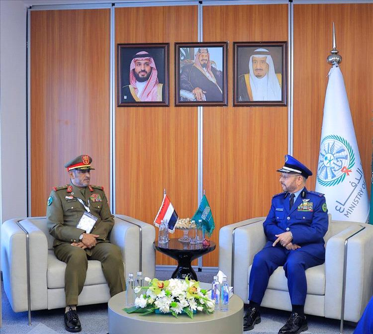 اليمن والسعودية تبحثان تعزيز التعاون العسكري وتطوير الشراكة الدفاعية 