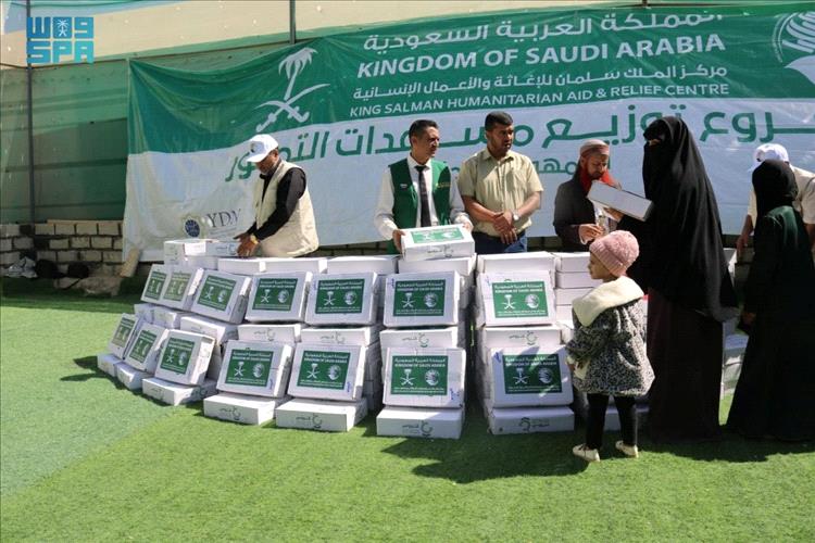 مركز الملك سلمان للإغاثة يوزع 1.800 كرتون تمر في مديرية المدينة بمحافظة مأرب