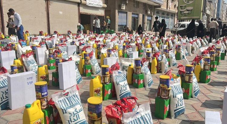 اتحاد الجمعيات الخيرية يدشن توزيع السلال الغذائية في عدن