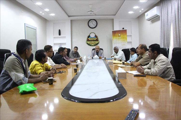 مدير تربية ساحل حضرموت يناقش سير العملية التعليمية مع مديري الإدارات التربوية