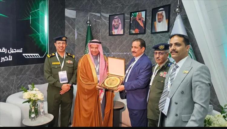 وزير الداخلية يطّلع على جناح وزارة الداخلية السعودية في معرض الدفاع العالمي