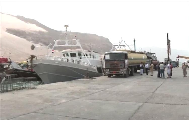 وزير النفط يدشن إجراءات إنهاء أزمة الوقود وتوفير الغاز المنزلي في سقطرى