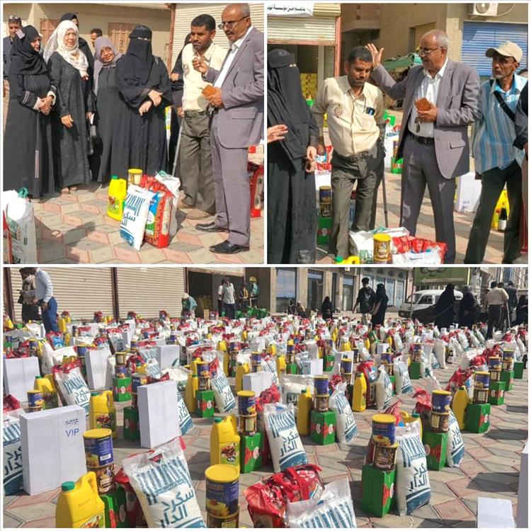 اتحاد الجمعيات الخيرية يبدأ توزيع السلال الغذائية للأسر الفقيرة في عدن
