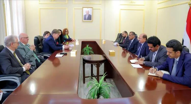 رئيس الوزراء يدعو إلى ضغط دولي موحد على الحوثيين ويؤكد التزام الحكومة بخيار السلام 