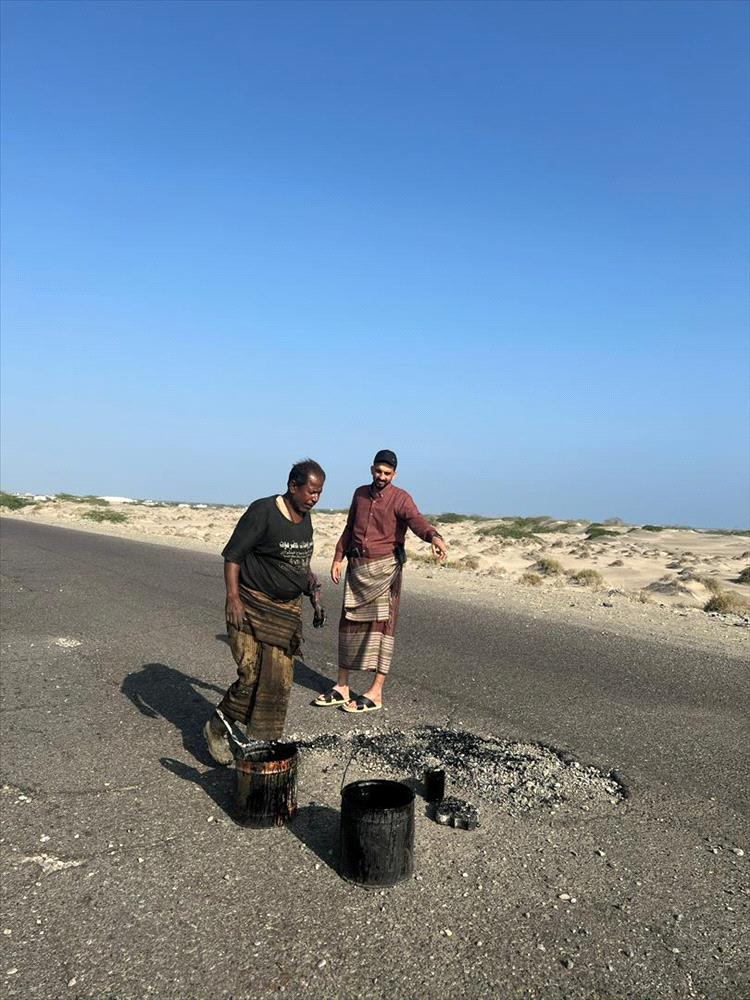 الشاب وجدي المحروق ينفذ مبادرة لردم الحفر بأبين حفاظاً على سلامة المواطنين