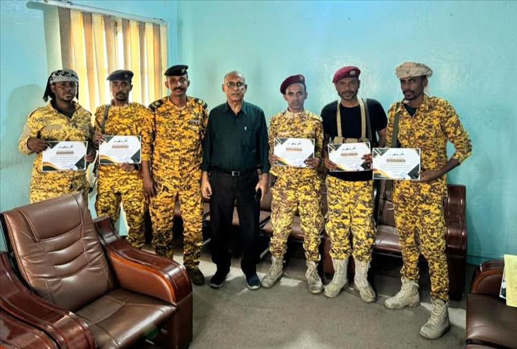 رئيس نيابة استئناف حضرموت يكرّم أفراد الحراسة تقديرًا لجهودهم في حماية مقر النيابة بالمكلا