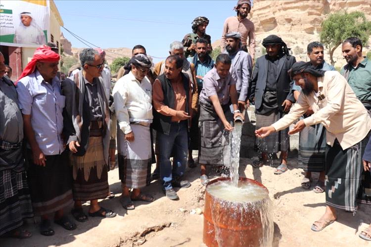 برعاية المحافظ بن الوزير.. تدشين مشروع مياه الحنكة الاستراتيجي بمديرية الروضة.