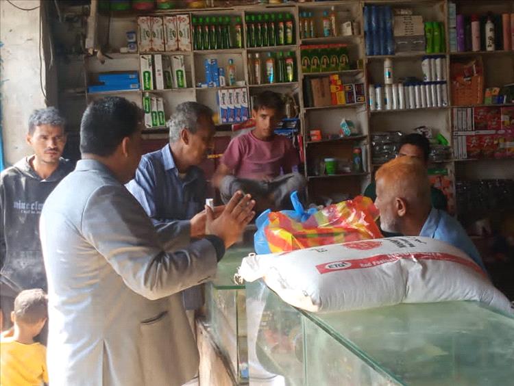 مدير عام الصناعة والتجارة بأبين ينفذ نزولًا ميدانيًا لسوق شقرة لمتابعة أسعار السلع والمخزون الغذائي