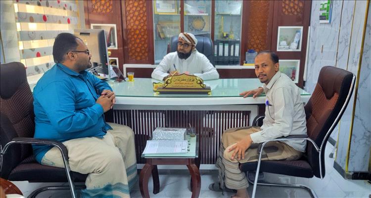 رئيس اللجنة الشبابية بمنطقة العقاد يناقش مع مدير مكتب الأوقاف والإرشاد بالوادي والصحراء جهود حملة "وطهّر بيتي" وأوضاع مساجد المنطقة