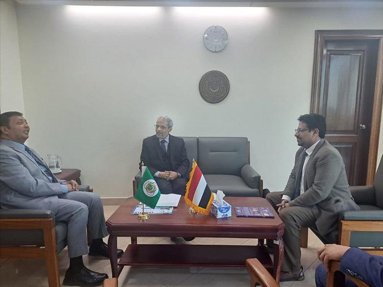 سفير اليمن يبحث مع (الكوميستيك) تعزيز التعاون في مجال بناء القدرات