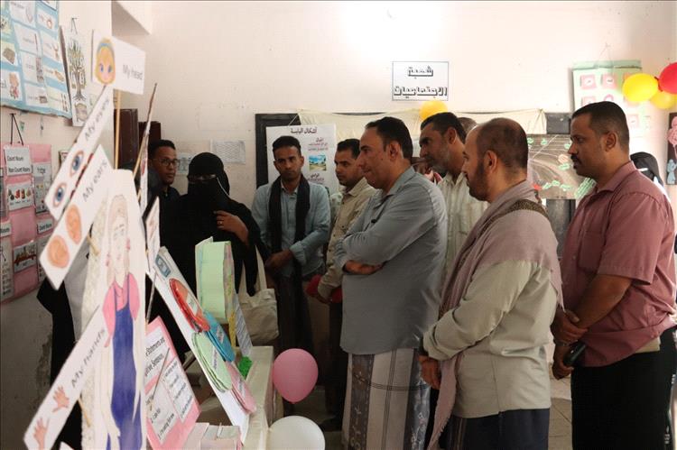 مدير تربية دوعن يفتتح المعرض العلمي بمجمع صلاح الدين ببضه فرع البنات