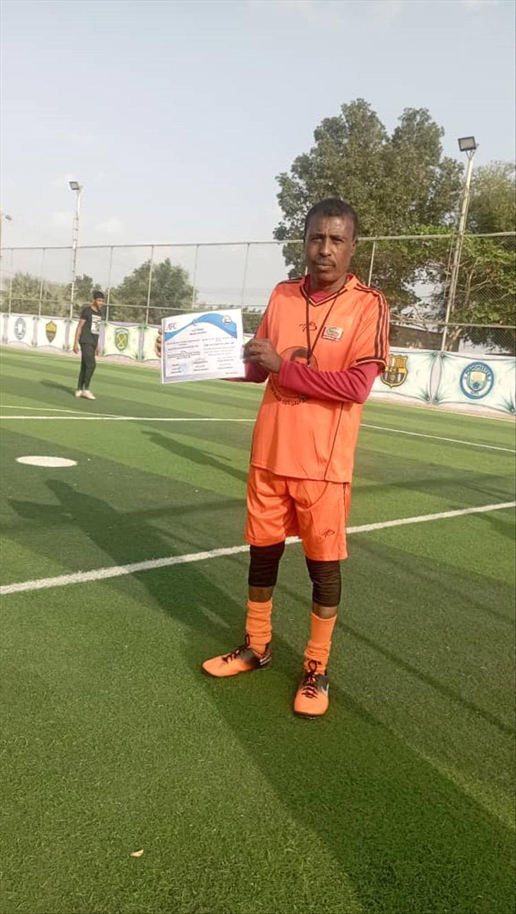 أكاديمية الهلال لكرة القدم  بمحافظة لحج تكرم الكابتن حسين عمر القريشي