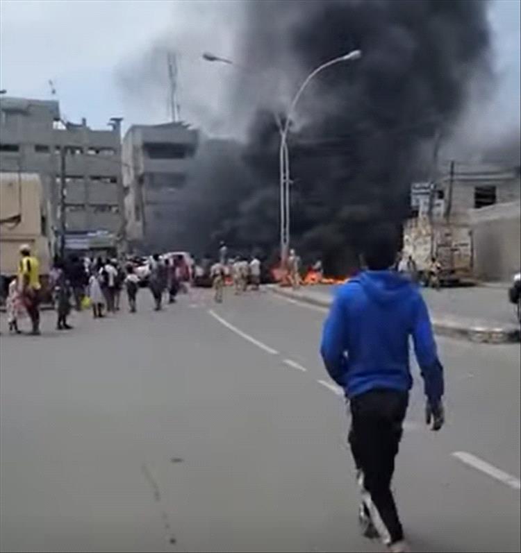 احراق اطارات واعمال تعطيل تشل الحركة في الشيخ عثمان وتثير سخطاً شعبياً واسعاً 