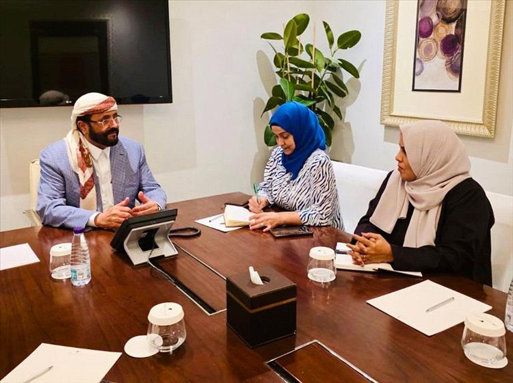 عضو مجلس القيادة العرادة يلتقي وزيرتي الشؤون القانونية وشؤون المرأة