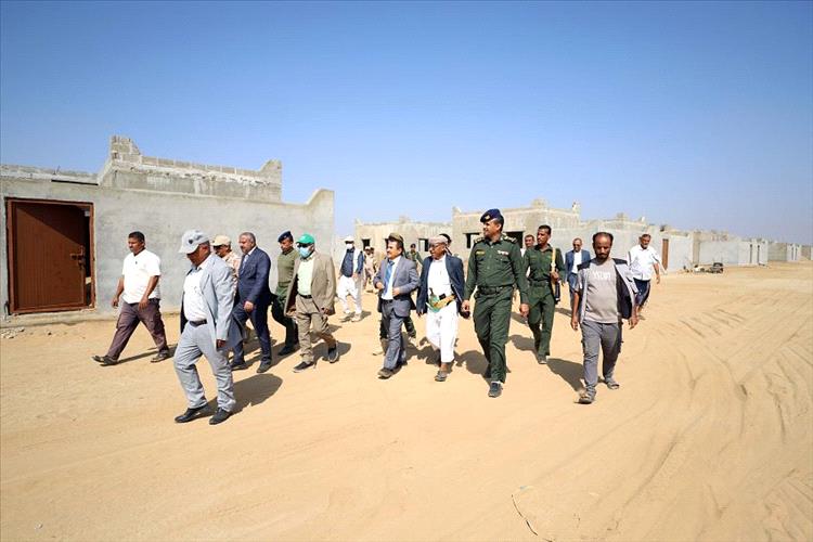 محافظ حجة يطلع على سير العمل في مشروع إنشاء مجمع سكني للنازحين بدعم سعودي