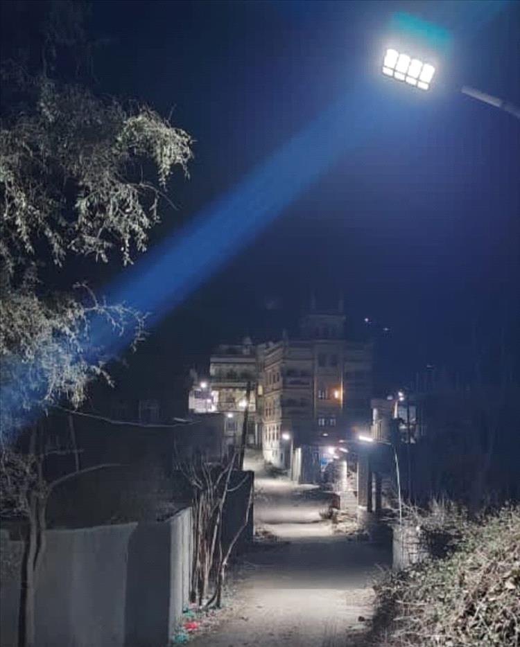 إنارة طرقات قرن الضباب في منطقة رخمة بيافع رصد