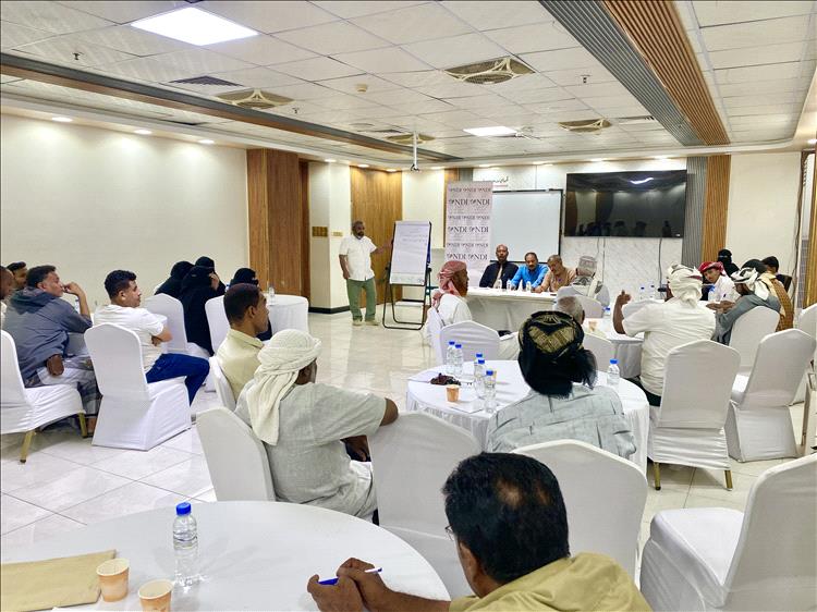 السلطة المحلية بالمكلا تنظم جلسة لمناقشة احتياجات عدد من أحياء المدينة