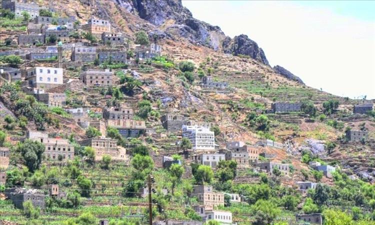 قصف حوثي بطائرة مسيّرة يستهدف معدات شق طريق في سامع ويصيب عدداً من العمال