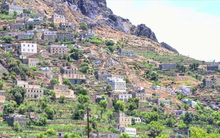 مليشيات الحوثي تقصف معدات شق طريق في سامع وتهدد بقصف منظمة "كير"