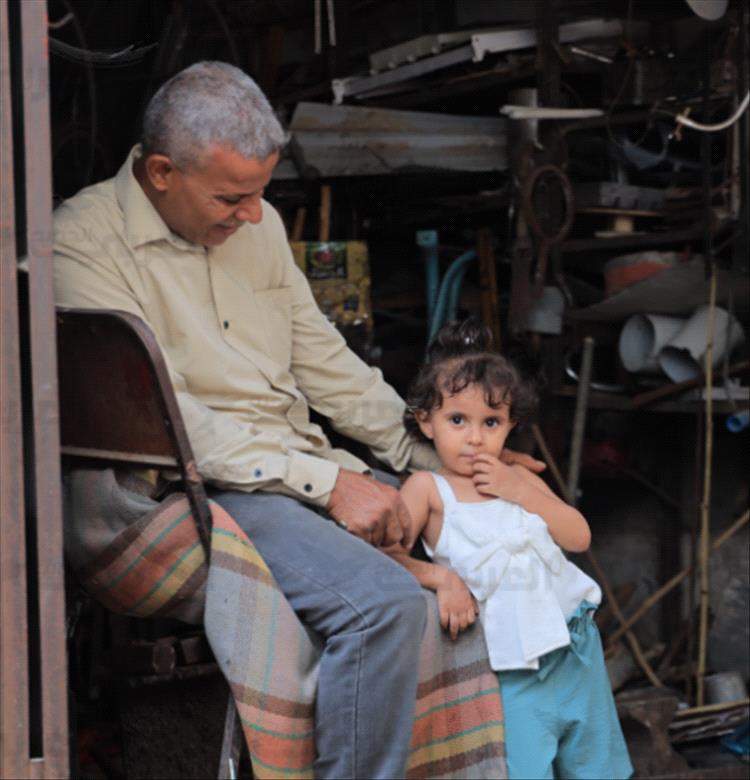 أجداد يحاولون تعويض غياب الآباء 