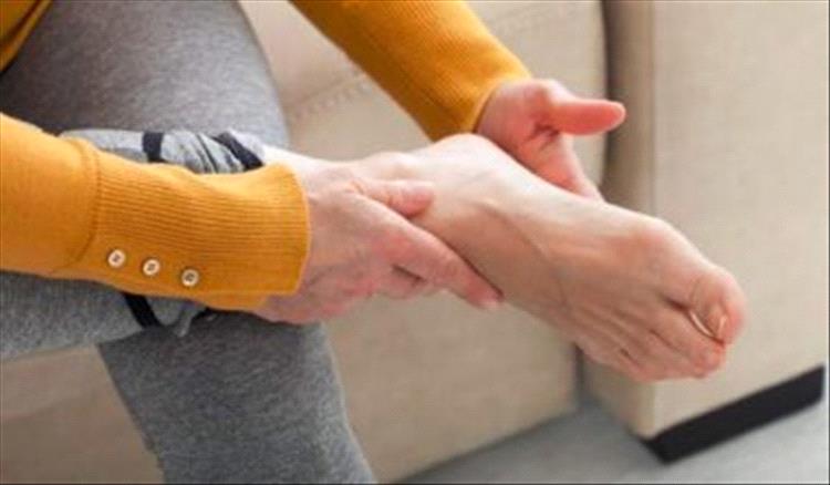 تنميل القدمين: عرض عابر أم مؤشر لمرض مزمن؟