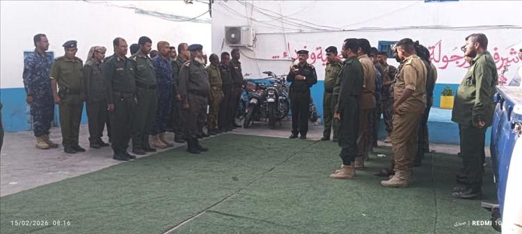 مدير أمن المكلا يحضر الطابور الأسبوعي ويؤكد على أهمية الانضباط والجاهزية العالية