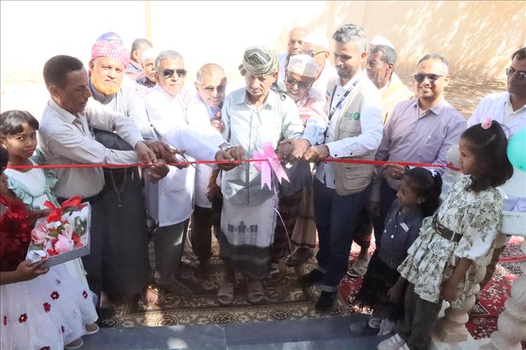 بتمويل من العون المباشر الكويتية:
الدكتور العمودي يدشن مشروع الطاقة الشمسية بالوحدة الصحية بتاربة البلاد بمديرية سيئون