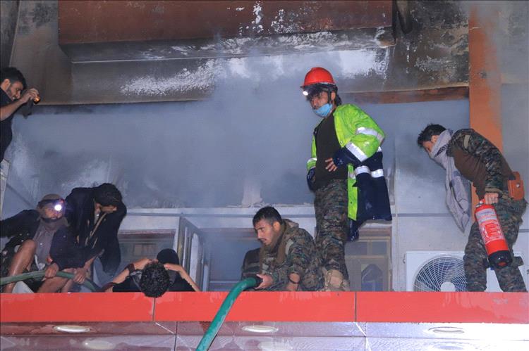 الدفاع المدني مسنودًا بقوات أمنية بشرطة مأرب يخمد حريقًا في عدد من المحلات التجارية بمأرب